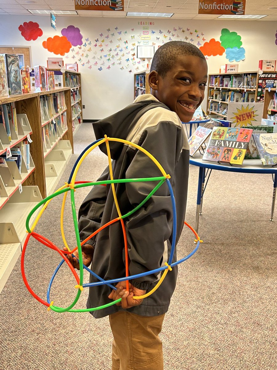 QuarterfieldES's tweet photo. Look at that smile 😁!! Getting creative with STEM bins is so fun!

#aacps #aacpsawesome #stembin #1stgrade https://t.co/Os37aL0mzr