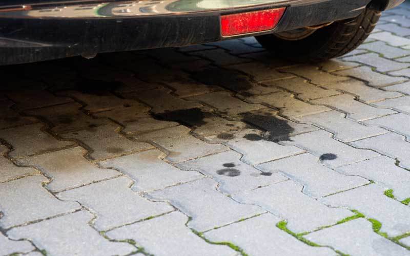 LRTrans's tweet photo. If your transmission fluid is low it’s a telltale sign that you have a leak somewhere. But, where’s the leak coming from? The most common places are fluid lines, seals, pan gasket, or drain plug. https://t.co/skTVMbWcef