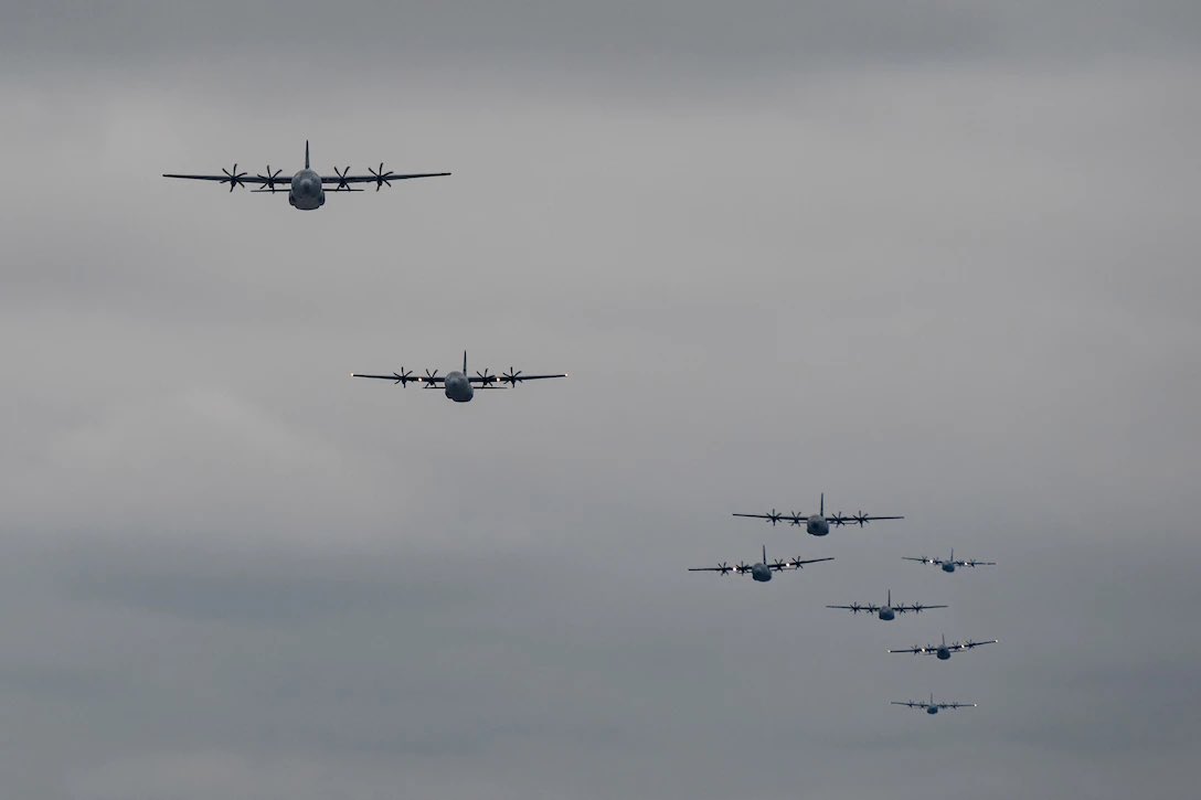 The Texas Air National Guard’s 136th Airlift Wing flies the unit’s entire fleet of C-130J Super Hercules aircraft in an 8-ship formation at Naval Air Station Joint Reserve Base Fort Worth, Texas.
💪
#Texas #AirNationalGuard #C130 #FortWorth #military #aviation #Herc