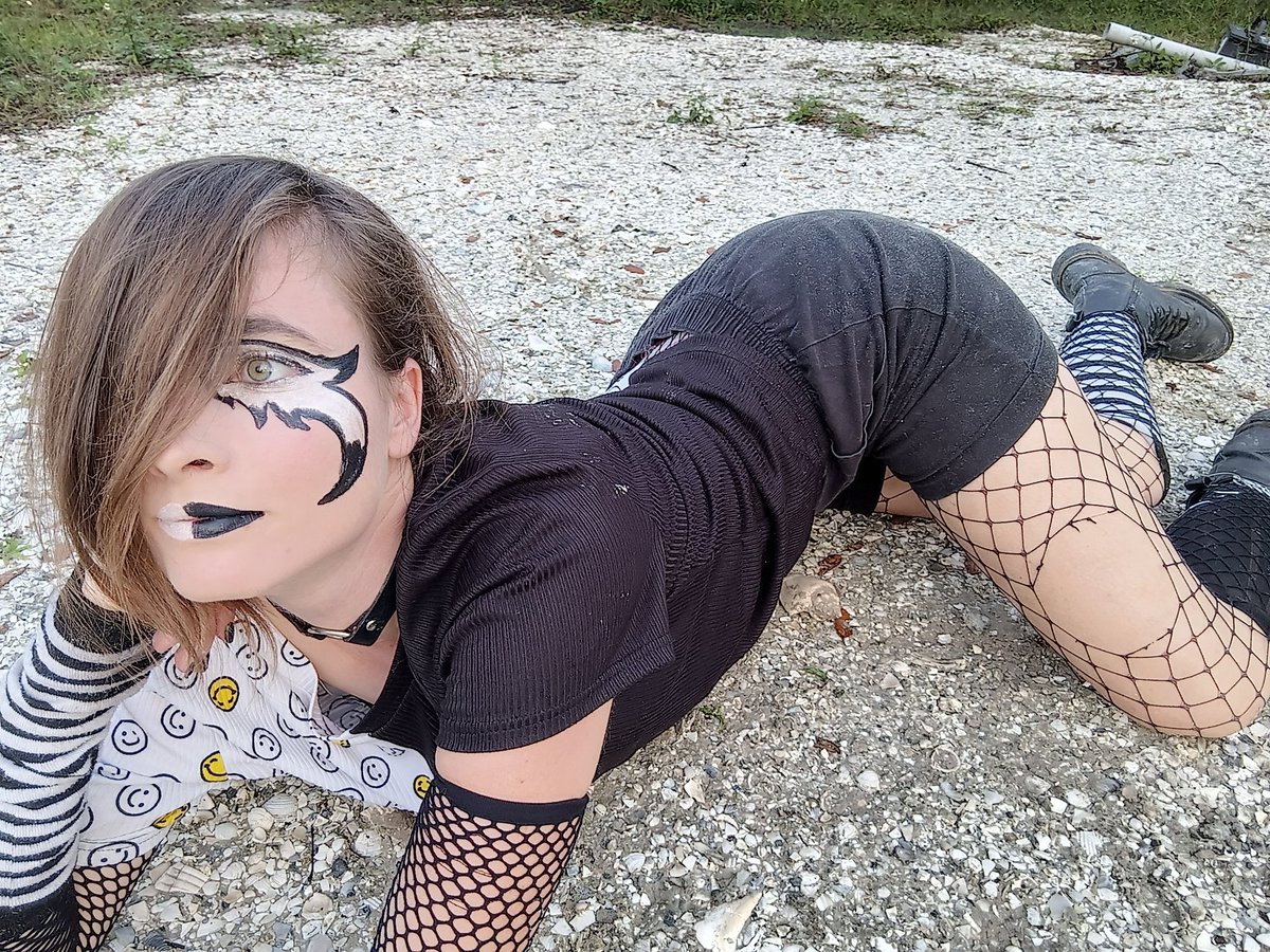 LokiElfGod_1's tweet photo. Don't believe everything you see is black and white, don't judge a book by its cover, nothing is what it seems and nothing is appears how it looks on the outside #blackwhiteemo #emo #emogirl #emostyle #emohair  #emofashion #scene #scenegirl #alternativegirl
#alternativefashion https://t.co/uUiUZpHb02