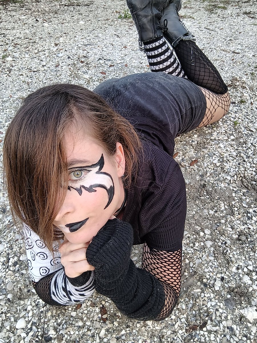 LokiElfGod_1's tweet photo. Don't believe everything you see is black and white, don't judge a book by its cover, nothing is what it seems and nothing is appears how it looks on the outside #blackwhiteemo #emo #emogirl #emostyle #emohair  #emofashion #scene #scenegirl #alternativegirl
#alternativefashion https://t.co/uUiUZpHb02