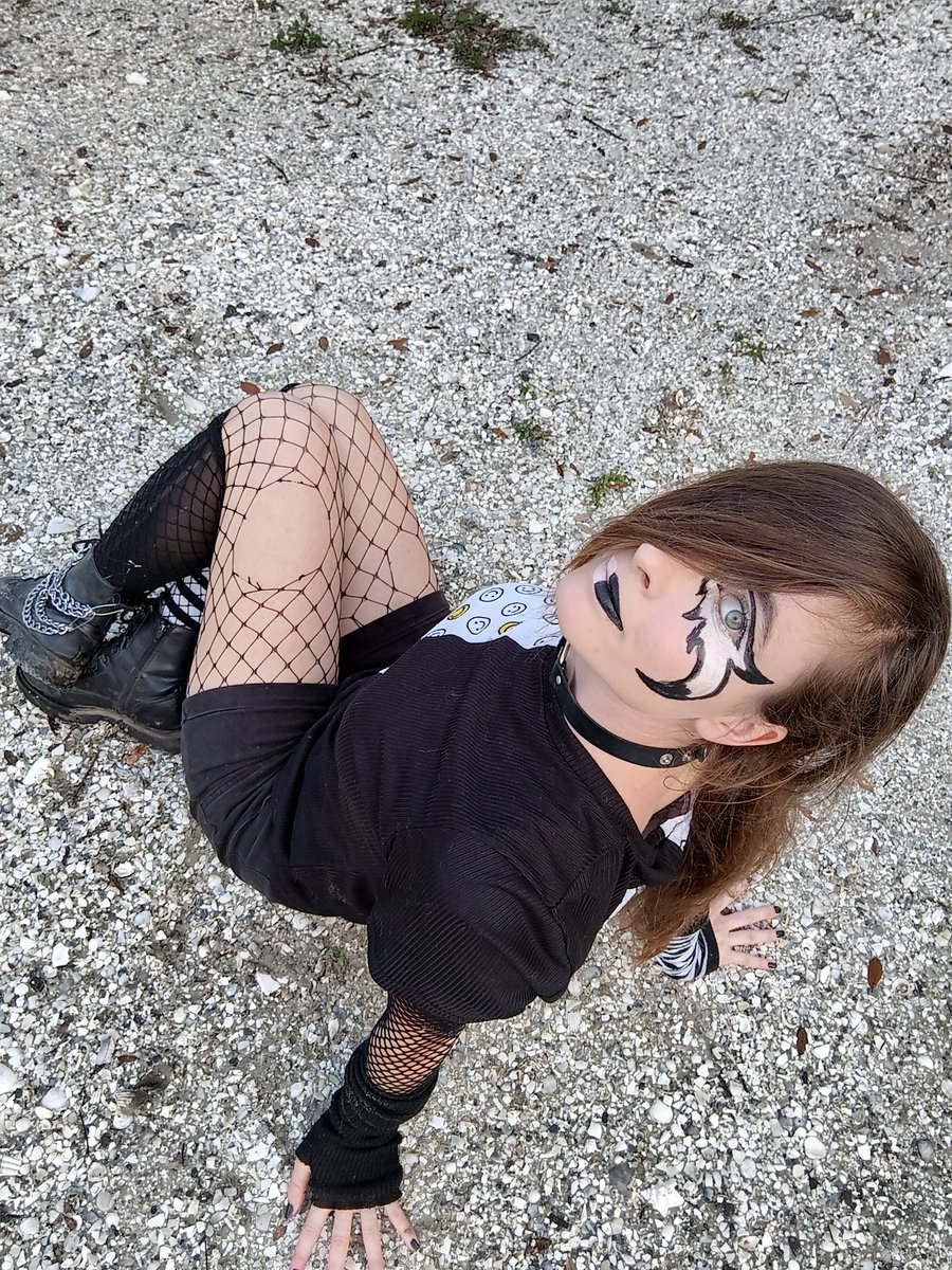 LokiElfGod_1's tweet photo. Don't believe everything you see is black and white, don't judge a book by its cover, nothing is what it seems and nothing is appears how it looks on the outside #blackwhiteemo #emo #emogirl #emostyle #emohair  #emofashion #scene #scenegirl #alternativegirl
#alternativefashion https://t.co/uUiUZpHb02