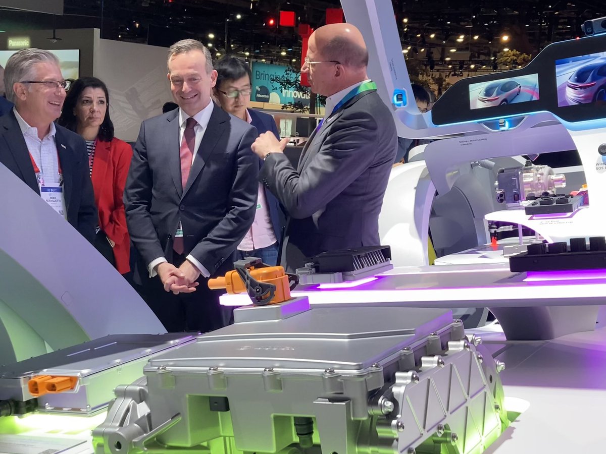 Hoher Besuch auf dem #Bosch-Stand auf der #CES2023: Bundesverkehrsminister Volker <a href="/Wissing/">Volker Wissing</a> informiert sich bei Bosch-Nordamerika-Chef Mike Mansuetti und Bosch-Comms-Chef <a href="/EhrhartChristof/">Christof Ehrhart</a> über das Software-defined-Vehicle #SdV. #BoschCES <a href="/CES/">CES</a>