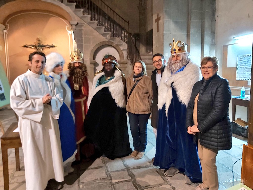 ParroquiaMoia's tweet photo. ✨👑🔥 Hem rebut ses majestat els Reis d'Orient, que han adorat el nen Jesús dins l'Església i al so de l'orgue parroquial. Bons Reis a tothom! https://t.co/rSIzeQdgP1