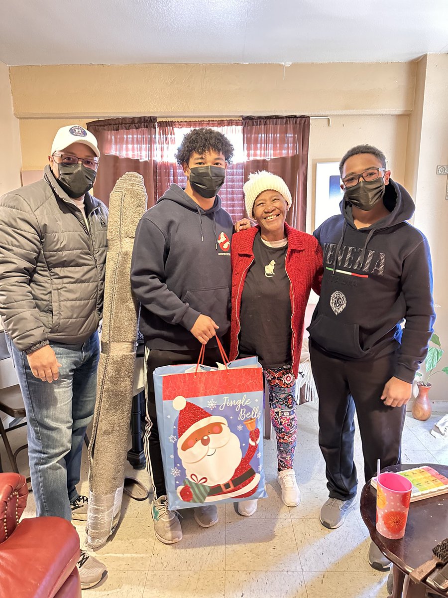 JonathanRosette's tweet photo. I had a great time volunteering during the holidays. A classmate and I played at Houston Methodist Willowbrook Hospital. My family and I delivered holiday meals and gifts to families in need with @P4LMinistries! https://t.co/sRTU5CpkIE