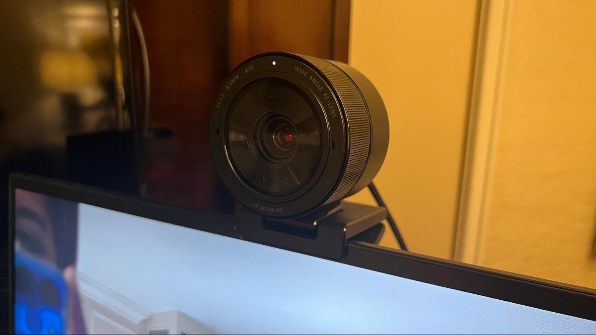 tomshardware's tweet photo. Razer Kiyo Pro Ultra has the Biggest Sensor Ever Put in a Webcam https://t.co/1Uubres6us https://t.co/H0yZQKpMiA