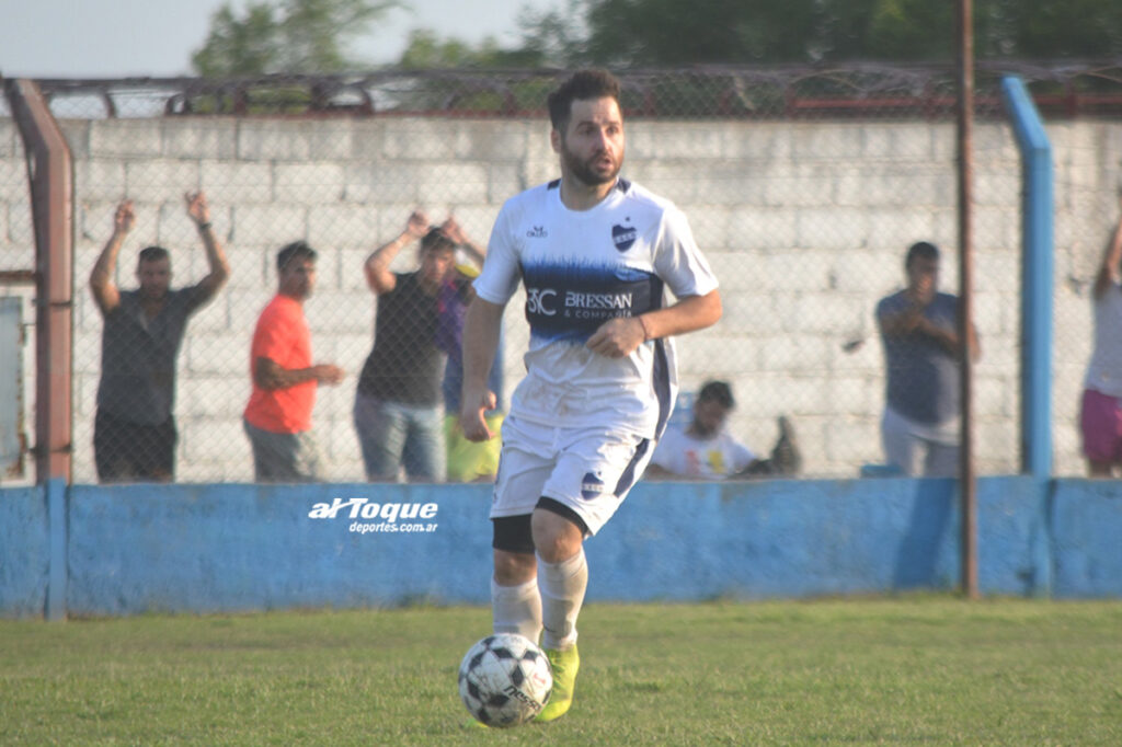 rodririquelme8's tweet photo. #LRFRC 
Ivan Amado, sera nuevo jugador de #AtSampacho 
Foto: AltoqueDeportes https://t.co/m4SSUjHKzh