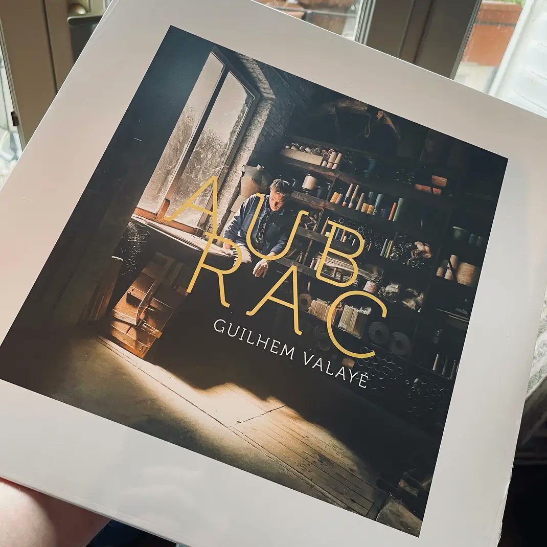 teamGuilhemV's tweet photo. Pour les aficionados de la platine et autres amateurs de grand format, les vinyles 45 tours, 12
pouces, 180g d'Aubrac sont arrivés !! Ils sont disponibles en ligne (lien en bio). Et bonne année à  vous 😊💥💪 https://t.co/oAgaQabfI1
