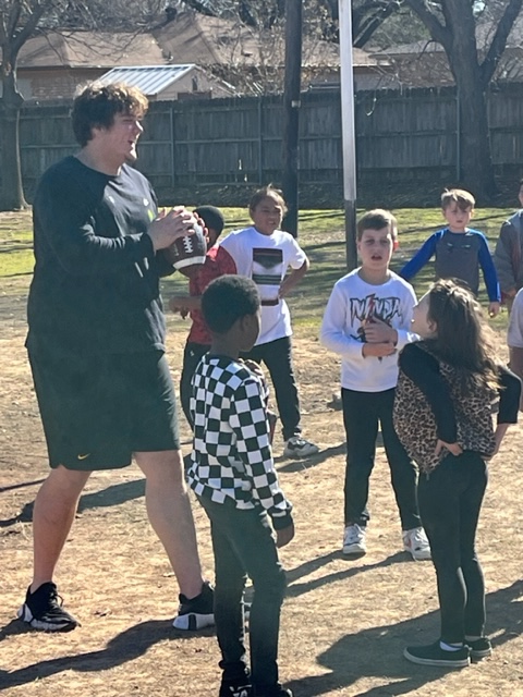 So cool!  Today our G3 scholars had an opportunity to interact with <a href="/BUFootball/">Baylor Football</a> OL, #58, Gavin Byers.  He stopped by to talk with our G3 about hard work and dedication, &amp; then enjoyed some recess time with them. #BeABobcat <a href="/BME_Harrop/">Tiffany Harrop</a> <a href="/rhonda_byers89/">Rhonda Byers</a> <a href="/hebisd/">HEB ISD</a>