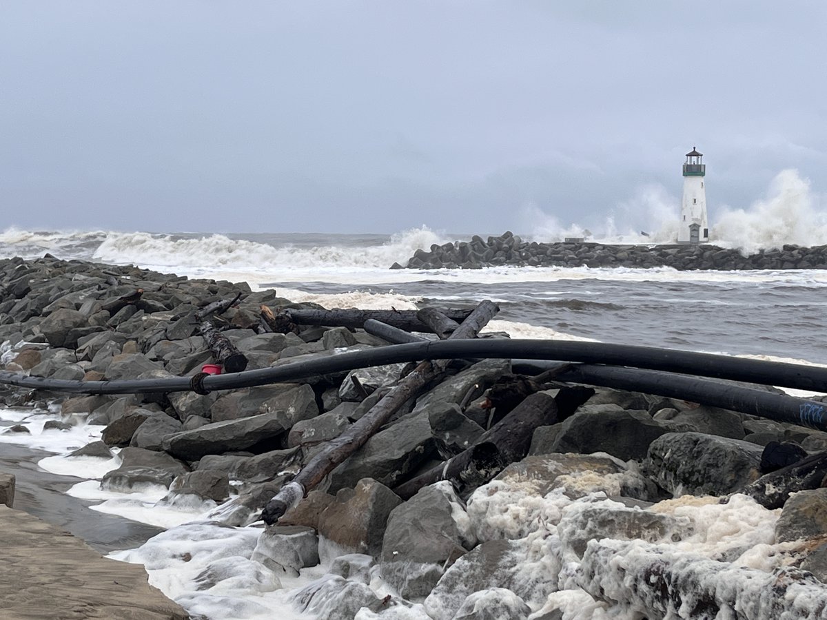dgrelin's tweet photo. Santa Cruz Harbor hit by the heavy storm https://t.co/qPzEIsXvtu