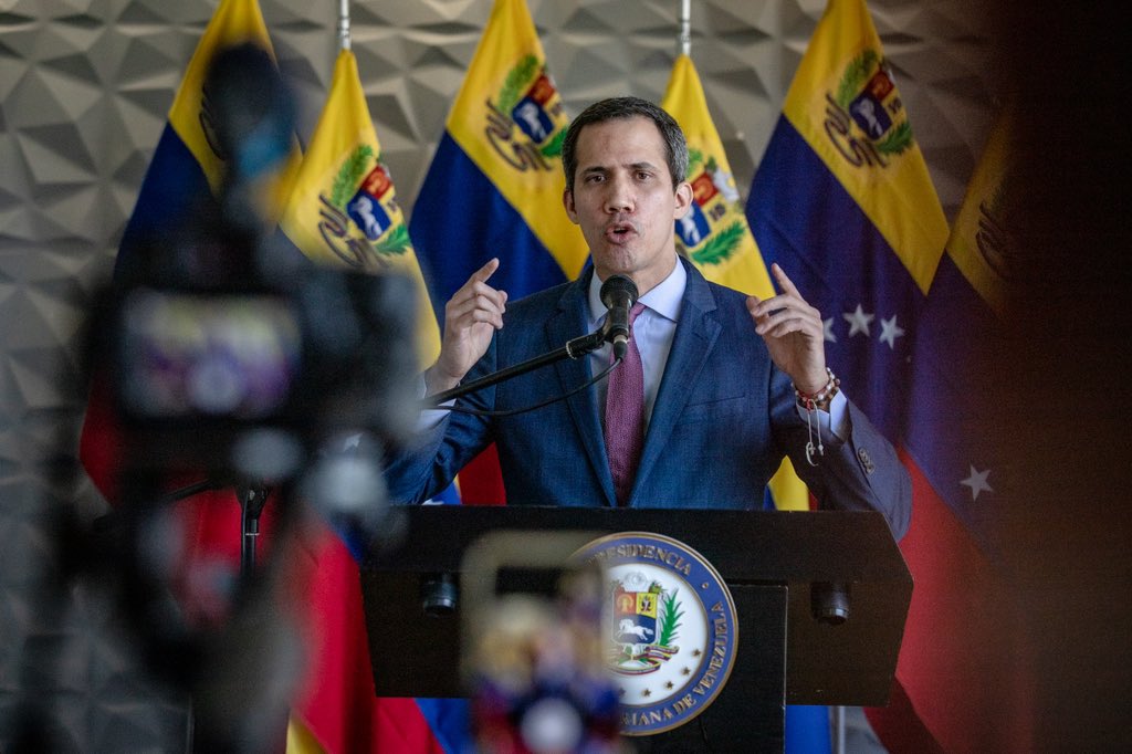 jguaido's tweet photo. En esta nueva etapa les digo a los venezolanos que sigo a su orden.

Mañana daré un mensaje importante para todos, estén atentos.

Cuenten con Juan Guaidó, el de la universidad, las calles, el de siempre, para perder el miedo, superar la resignación y juntos levantar a Venezuela. https://t.co/KgQYT4M5vR