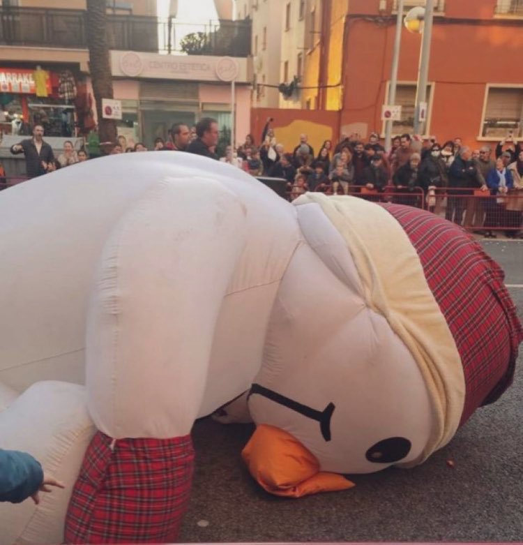 TirodeGraciah's tweet photo. 2022:“Nada superará al oso desnucado de la cabalgata de Reyes de Cádiz”
2023: El muñeco de nieve durmiendo la mona. https://t.co/uCNB6dyHB9