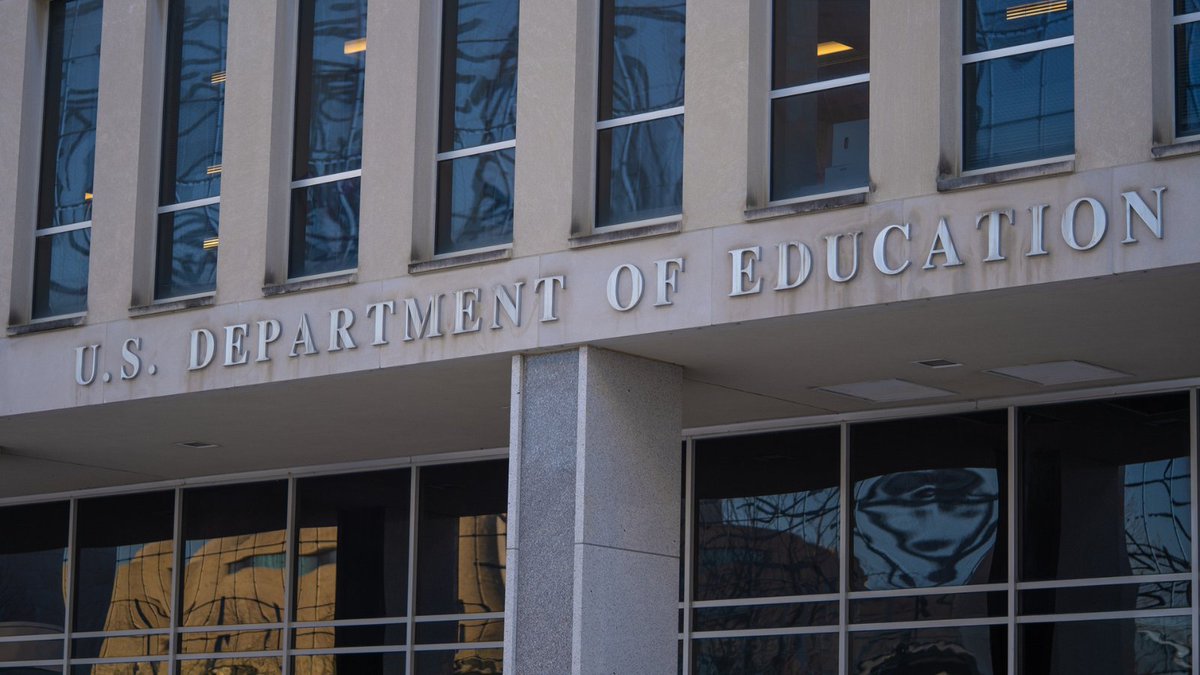 insidehighered's tweet image. .@POTUS&apos; administration announced late Wednesday that @USEDGov would hold a series of negotiated rule-making sessions this spring to propose new rules regarding accreditation, distance education, student loan deferments and other topics. #HigherEd bit.ly/3ZgTCaG
