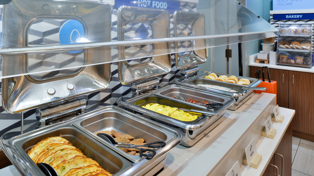 HIEBlowingRock's tweet image. Mornings start by making your way to our #breakfast dining area for a complimentary hot breakfast buffet, including eggs, breakfast meats, and freshly baked cinnamon rolls. #BlowingRock adventures await, so be sure to fuel up for the day! bit.ly/3fk9GAf #letsadventure