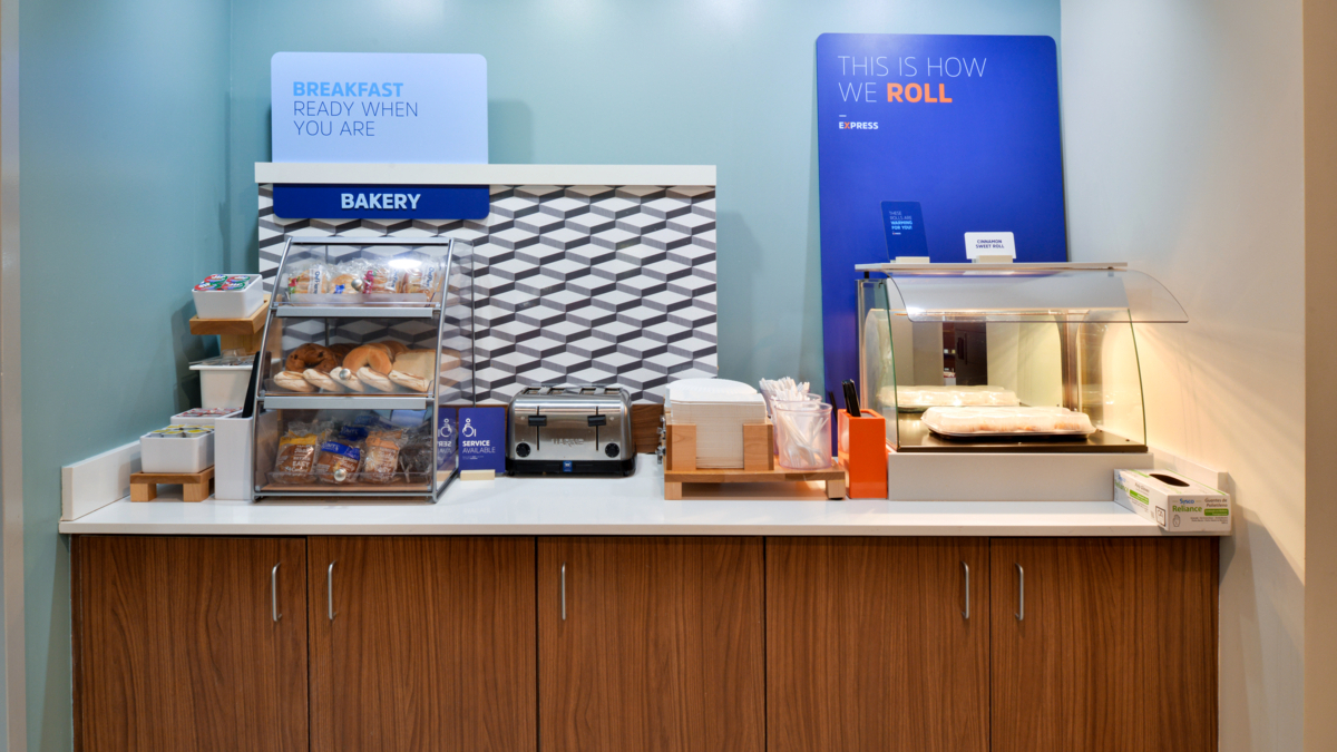 HIEBlowingRock's tweet image. Mornings start by making your way to our #breakfast dining area for a complimentary hot breakfast buffet, including eggs, breakfast meats, and freshly baked cinnamon rolls. #BlowingRock adventures await, so be sure to fuel up for the day! bit.ly/3fk9GAf #letsadventure