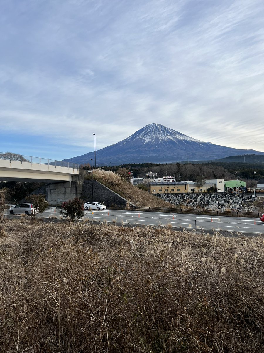 r_kcz's tweet photo. 富士山て3300mくらい？
目の前で見るとデカいけど3.3kmなんて車で時速100kmで行くと2分くらいやん？
余裕で登れそう( *¯ ꒳¯*)
知らんけど笑 https://t.co/brL9lSTeZH