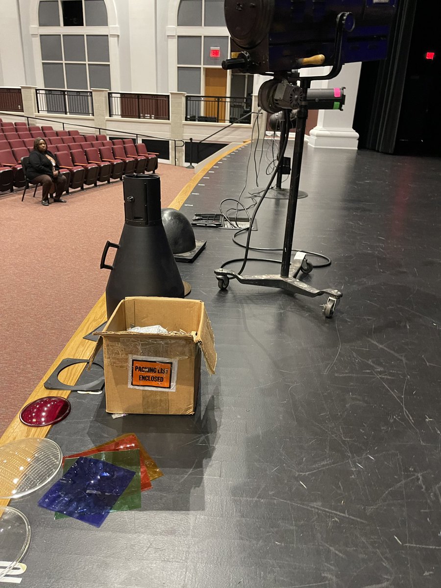 mrs_davisHUB's tweet photo. Thank you @monroe_schools Fine Arts Center for our field trip today! We learned so much about light and can’t wait to start designing for Moana! #hubbardstrong @Hubbard_Elem https://t.co/VCpYvD3ZgP