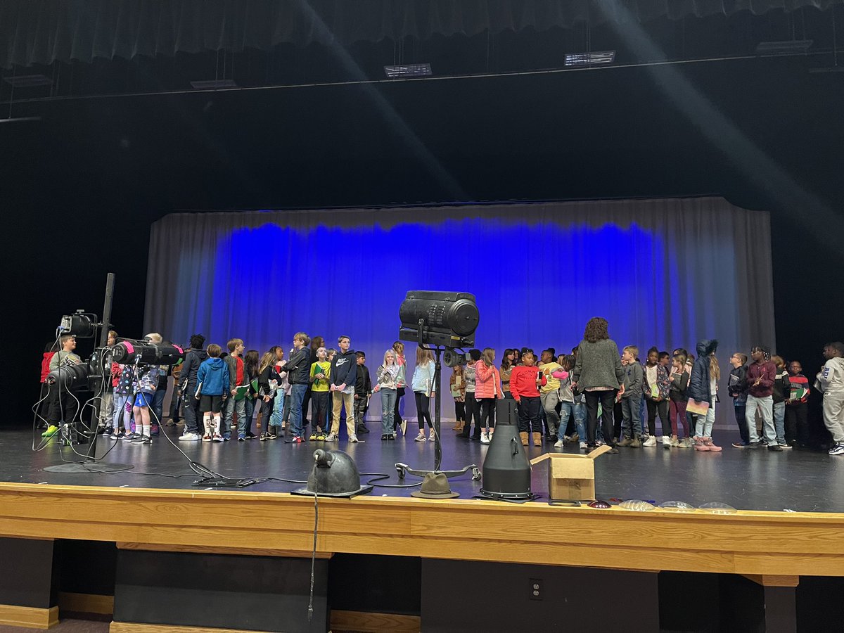 mrs_davisHUB's tweet photo. Thank you @monroe_schools Fine Arts Center for our field trip today! We learned so much about light and can’t wait to start designing for Moana! #hubbardstrong @Hubbard_Elem https://t.co/VCpYvD3ZgP