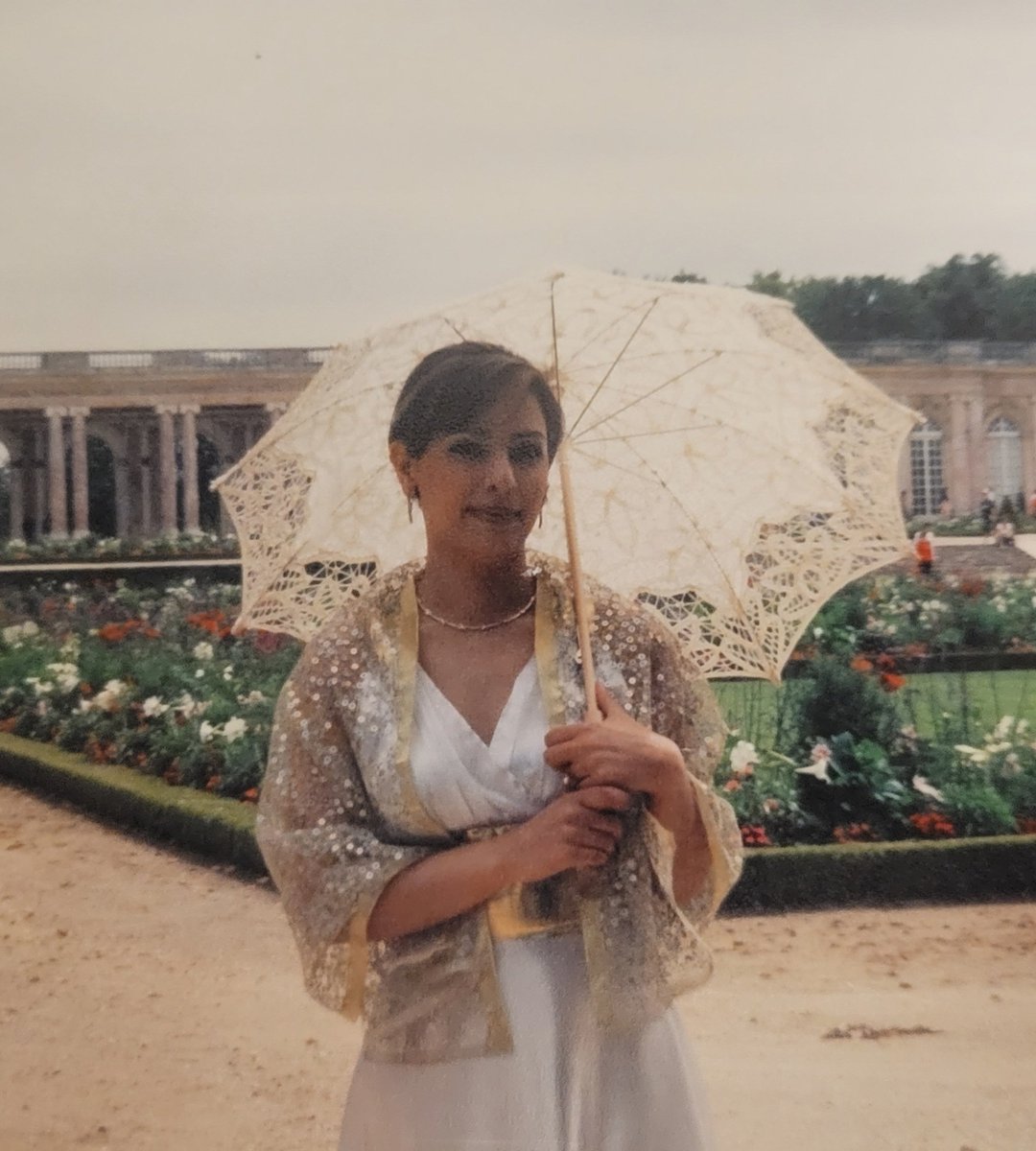 پریسا جان، پانزدهم دی ماهِ بیست و دو سال پیش در چنین روزی که در ساری باران نمی‌بارید و طلافروش‌ها برای اندازه کردن حلقه‌های ازدواج عجله‌ای نداشتند با هم پیمان بستیم.
عزیزترین، به عهدم وفادارم و تا آخر این راه خواهم رفت. می‌بوسمت.
#پریسا
#دادخواهی
#IranRevolution