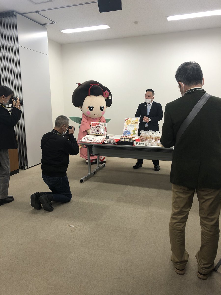 atami_mamekko's tweet image. 囲まれて恥ずかしい🫣🫣🫣

#熱海 #まめっこ #マスコットキャラクター #ゆるキャラ #熱海の妖精 #マスコット #キャラクター