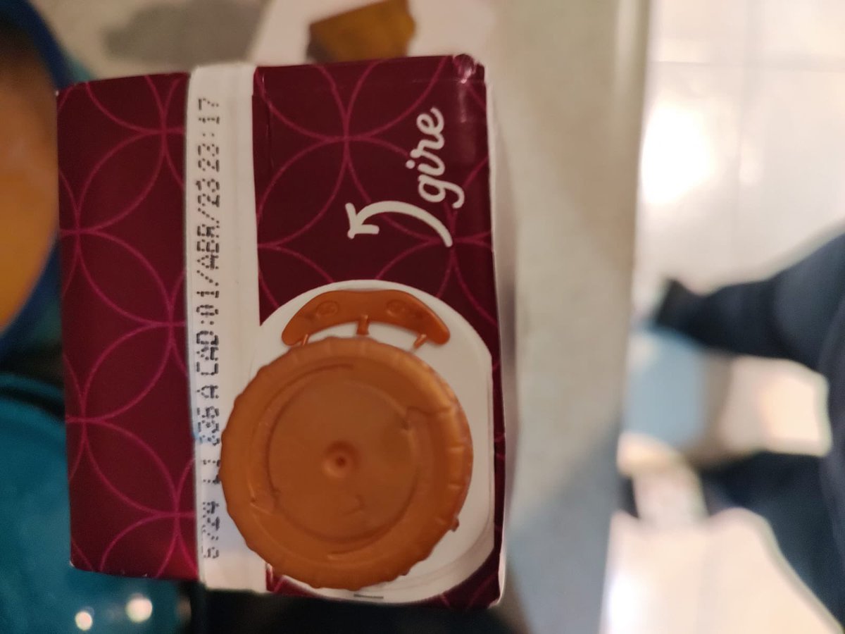 KCrz12's tweet photo. Atención @Profeco 
@CocaColaMx debe verificar sus controles de calidad o, que sus compradores, en este caso @Walmart cumplan con sus políticas de manejo de producto, la leche que compré en dicho establecimiento se encuentra en mal estado, aunque la CAD es abril 23
🤢🤢🤢 https://t.co/SdTRF1bAmD