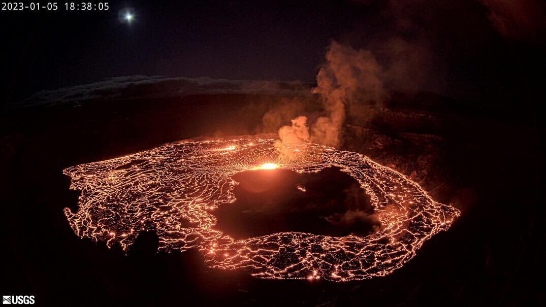Happening now: Kīlauea is erupting inside Halemaʻumaʻu crater!

Lava is visible from several areas and overlooks around the caldera. Planning to visit? Make sure to check out the eruption viewing web page:
nps.gov/havo/planyourv…

#KīlaueaErupts