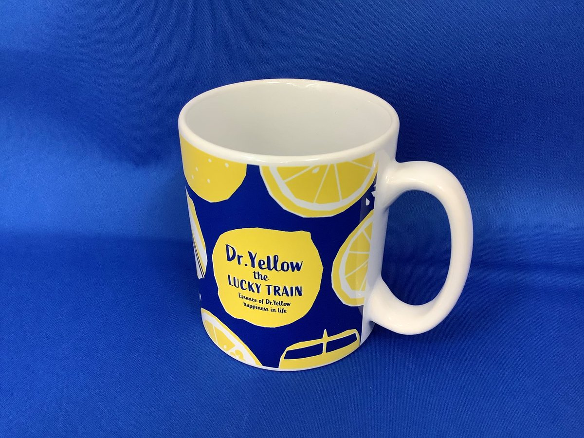 rinioh's tweet photo. 現在販売中の「Dr.Yellow the LUCKY TRAIN」シリーズから、マグカップをご紹介いたします。青と黄色のさわやかな見た目と、ドクターイエロ―とレモンが組み合わさった柄がとてもかわいらしく、テーブルの上で映えるマグカップです。 https://t.co/n5rOchSo4m