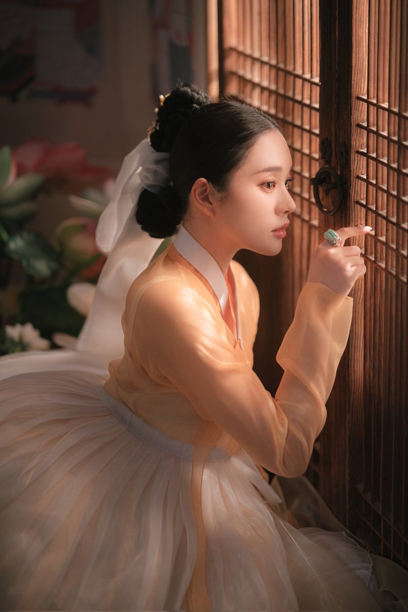 아랑한복에서 또 예쁜거 찍었지롱...👍
늦었지만 새해 복 많이 받으세요💛

Model. NANA님
Photo. SUAH