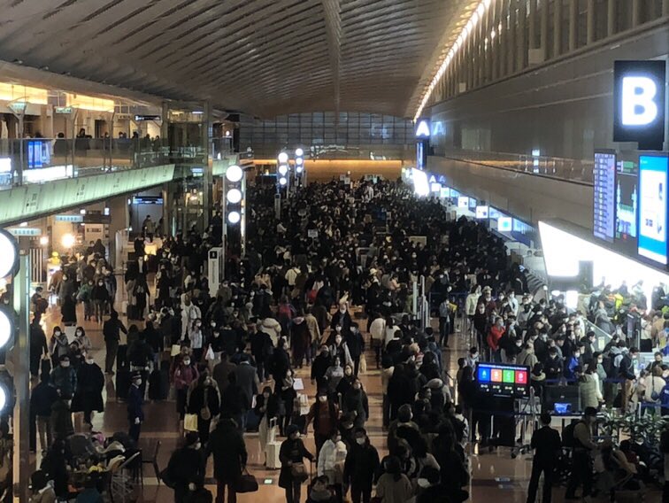 ANA_Group_News's tweet photo. ✈︎#プレスリリース✈︎
年末年始はいかがでしたか😊🎍
国内線は去年の1.2倍、国際線は6倍ものお客様にご利用頂きありがとうございました🙌
Withコロナの旅が定着し、各地でコロナ禍前の光景がみられました💡

本年も #ANA はワクワクする体験のお手伝いをしてまいります💙
https://t.co/MZMd7d35Sr https://t.co/uEcS26LDs2