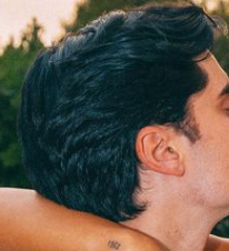 Sibrianxteamk's tweet photo. Mientras que la oreja de Ivan es más redondeada, la de Emilio se ve que de un lado no es tan curva, por lo tanto llego a la conclusión que el de ropa negra es Emilio y el de blanco es Iván https://t.co/AagjyaIuVy