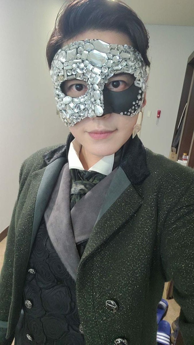 Upaperumbrellaa's tweet image. Como andamos con toda la emoción por Phantom una selca day inspirada en Kyuhyun/Erick ♡
#ELFSelcaDay 
#KYUHYUN