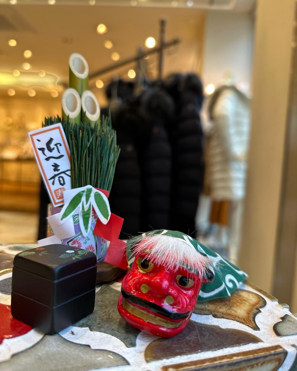 benecollection's tweet photo. お正月気分もそろそろ終わり？
長いお休みの方は9日までの方もいるみたいですね🥰
BENEは水曜の店休を挟みましたが２日より初売りSALE開催中です🥰
何となくですが今年のお正月は穏やかな雰囲気ですね😌✨
店内のお飾りのロウバイが良い香りです💕 https://t.co/sUffGRQ1Z9