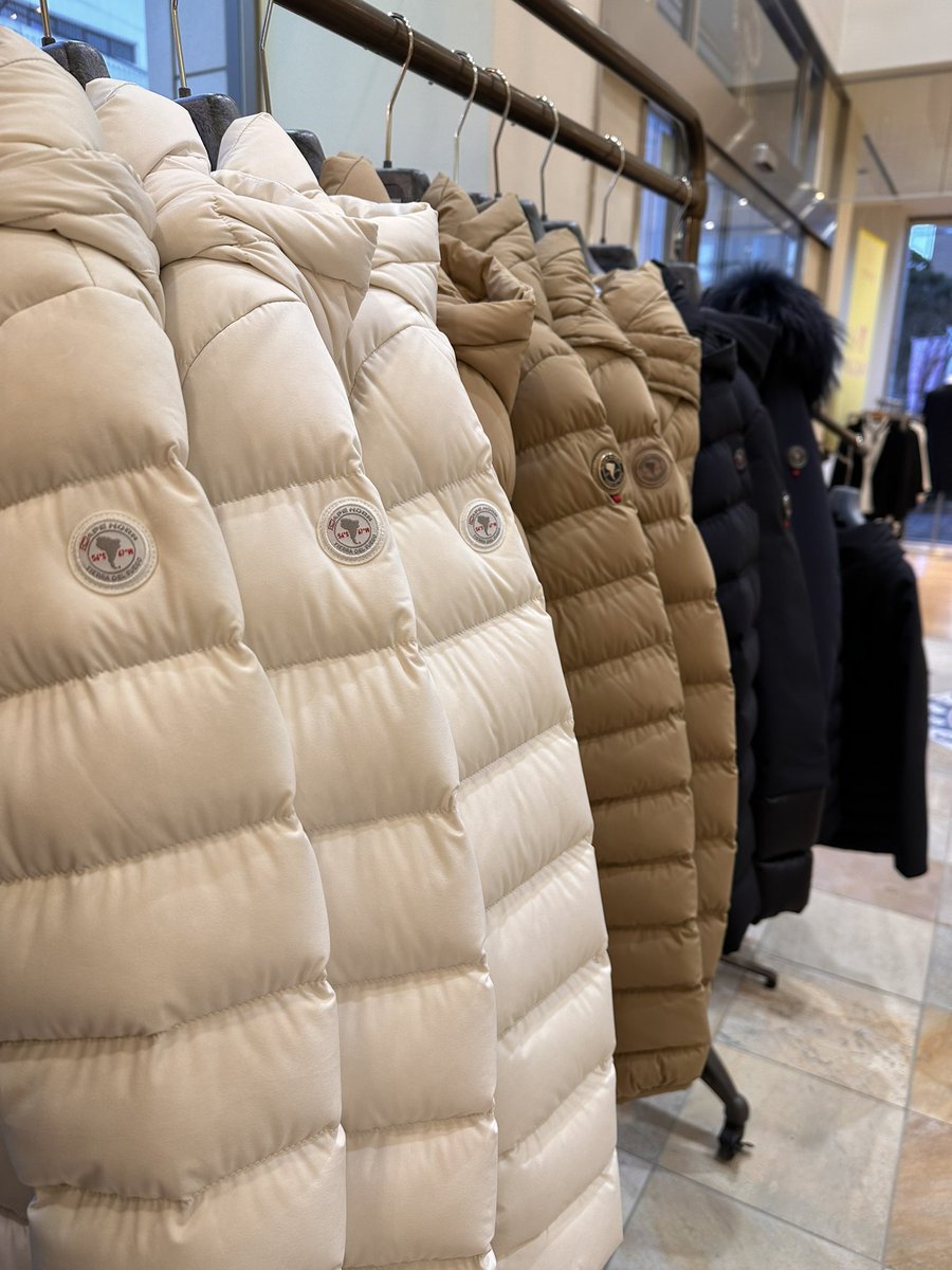 benecollection's tweet photo. お正月気分もそろそろ終わり？
長いお休みの方は9日までの方もいるみたいですね🥰
BENEは水曜の店休を挟みましたが２日より初売りSALE開催中です🥰
何となくですが今年のお正月は穏やかな雰囲気ですね😌✨
店内のお飾りのロウバイが良い香りです💕 https://t.co/sUffGRQ1Z9