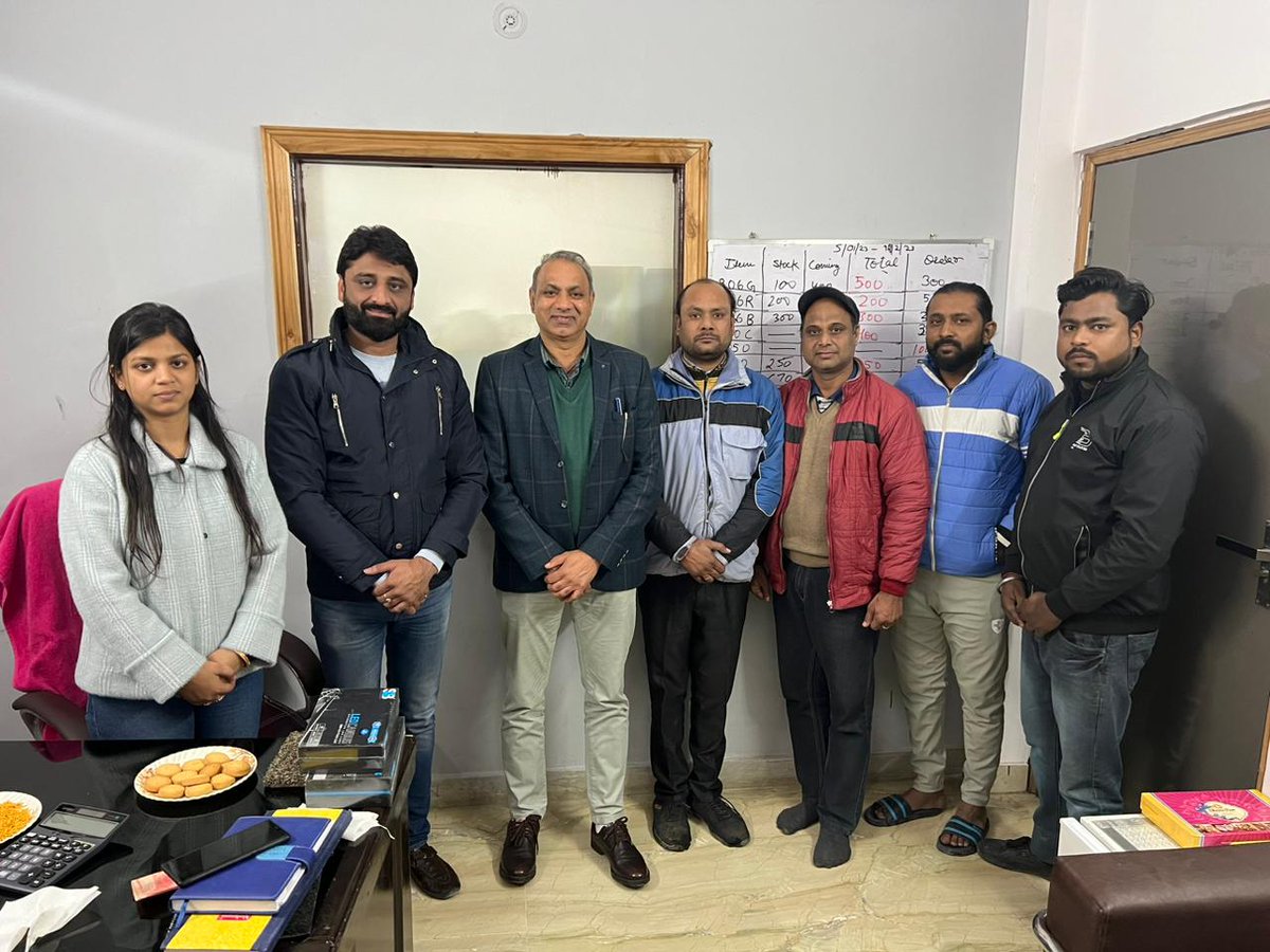 Vishal4AAP's tweet photo. आज मेरे बड़े भाई एसीपी हैडक्वाटर्स दिल्ली पुलिस अनिल चौहान जी ने मेरे ऑफिस आ के मुझे आशीर्वाद दिया.
11 जनवरी 2023 को होने वाली ऑटो एक्सपो का उन्हें निमंत्रण दिया. https://t.co/rSLj93MnGX
