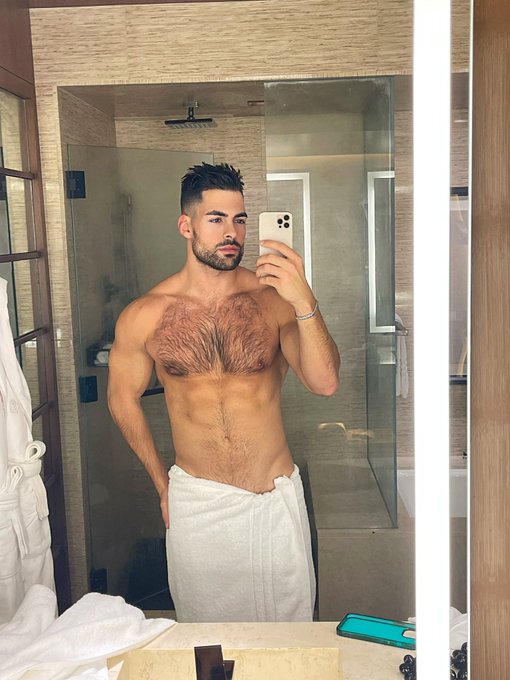 Getting tan ❤️🌴 Quick selfie love you all❤️ https://t.co/xSYUa2yfu8