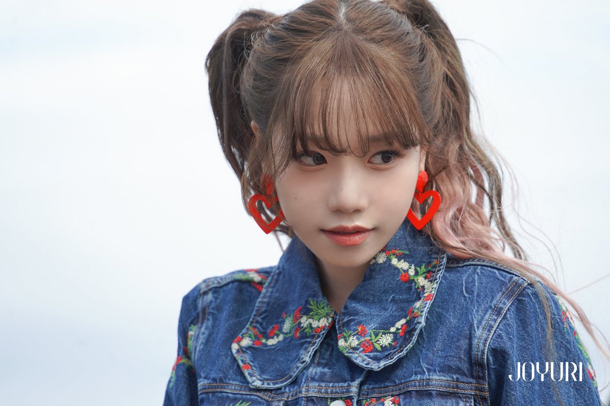 jo yuri pics ☁️ on Twitter: “yuri’s season greetings behind!”