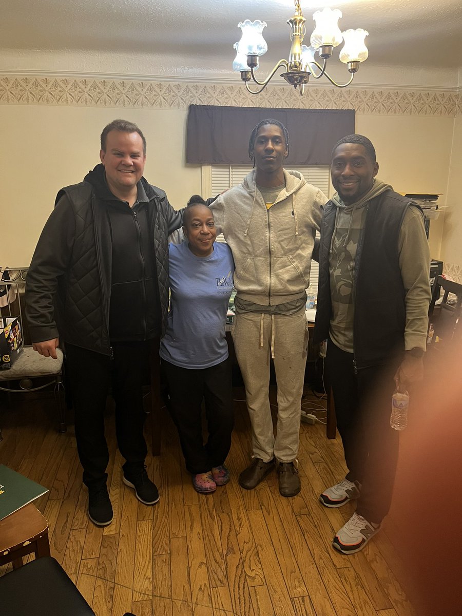 Stinky12Collins's tweet photo. Them dragons came threw today much love 🐉 @CoachTBennett_ @CoachDPrice @CoachReisert @Coach_B_Holzer https://t.co/oDvfTgnO8V