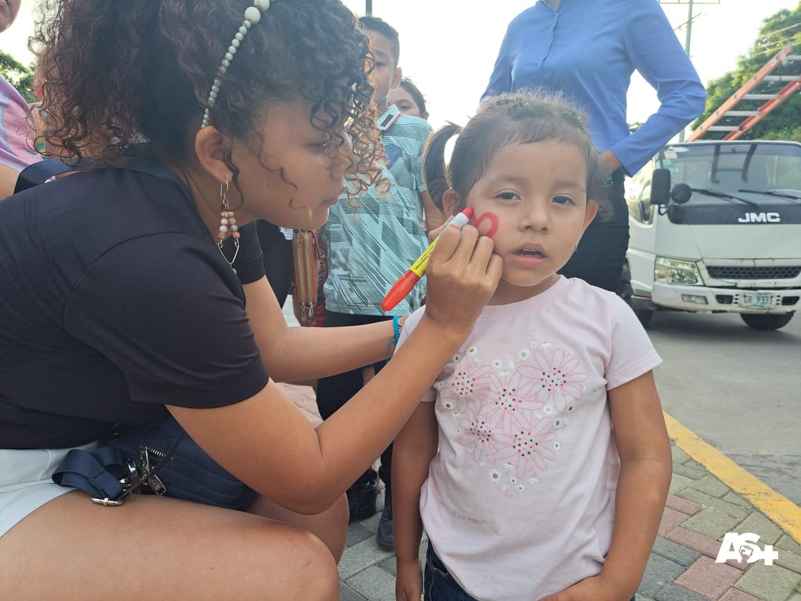 AdelanteSiempr_'s tweet photo. #2023JuntosVamosAdelante | La Promotoria Solidaria del departamento de #Granada, realizó Festival Familiar👨‍👩‍👧‍👦 con alegres piñatas🪅y pintas caritas🖌️🎨 en el paseo de la Gran sultana.👧🏻👦🏻

Que felicidad la de los Niños y niñas con esta tarde tan alegre y divertida.🎉🎊

#Nicaragua https://t.co/DEzPUyQfyL