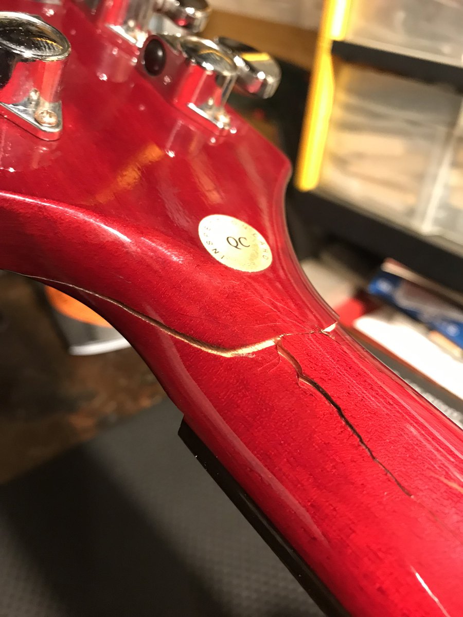 Hemos empezado el año intentando revivir esta pobre Epiphone SG con la pala partida. Nada que no tenga arreglo. En unas semanas os mostraremos el resultado.