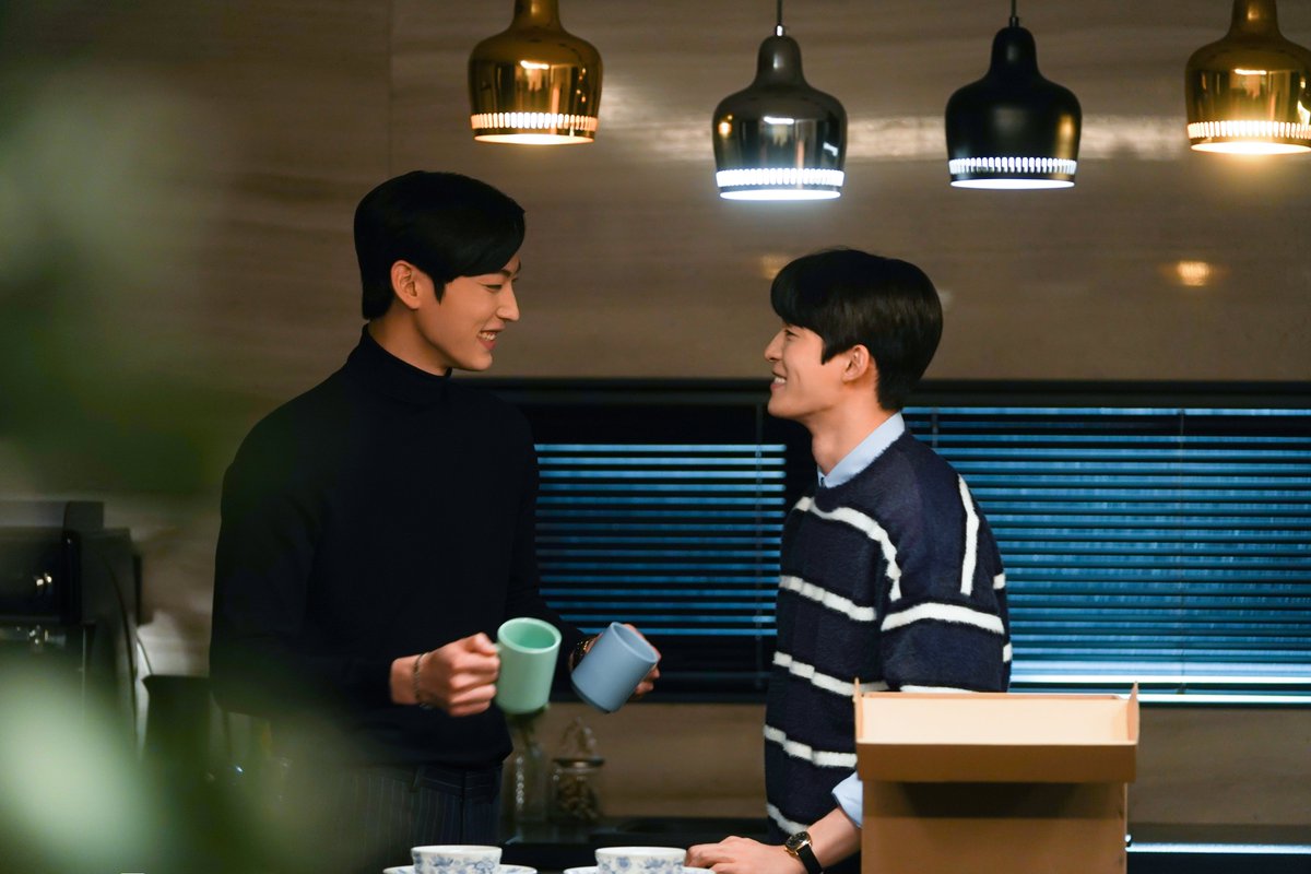 KENAZ_official's tweet photo. #밥이사 7-8화 비하인드!
하나씩 서로의 물건이 채워져 가요~
이거 둘이 완전 신혼 부부 아닌가요?🤭
지금 따끈한 비하인드 보러가기👇
https://t.co/pOs8nBZbkg
#헤븐리 #밥만잘사주는이상한이사님 #TheDirectorWhoBuysMeDinner #비하인드 #bl #bl드라마 #blwebseries #webseries #KENAZ #케나즈 https://t.co/AFDz8O6R2S