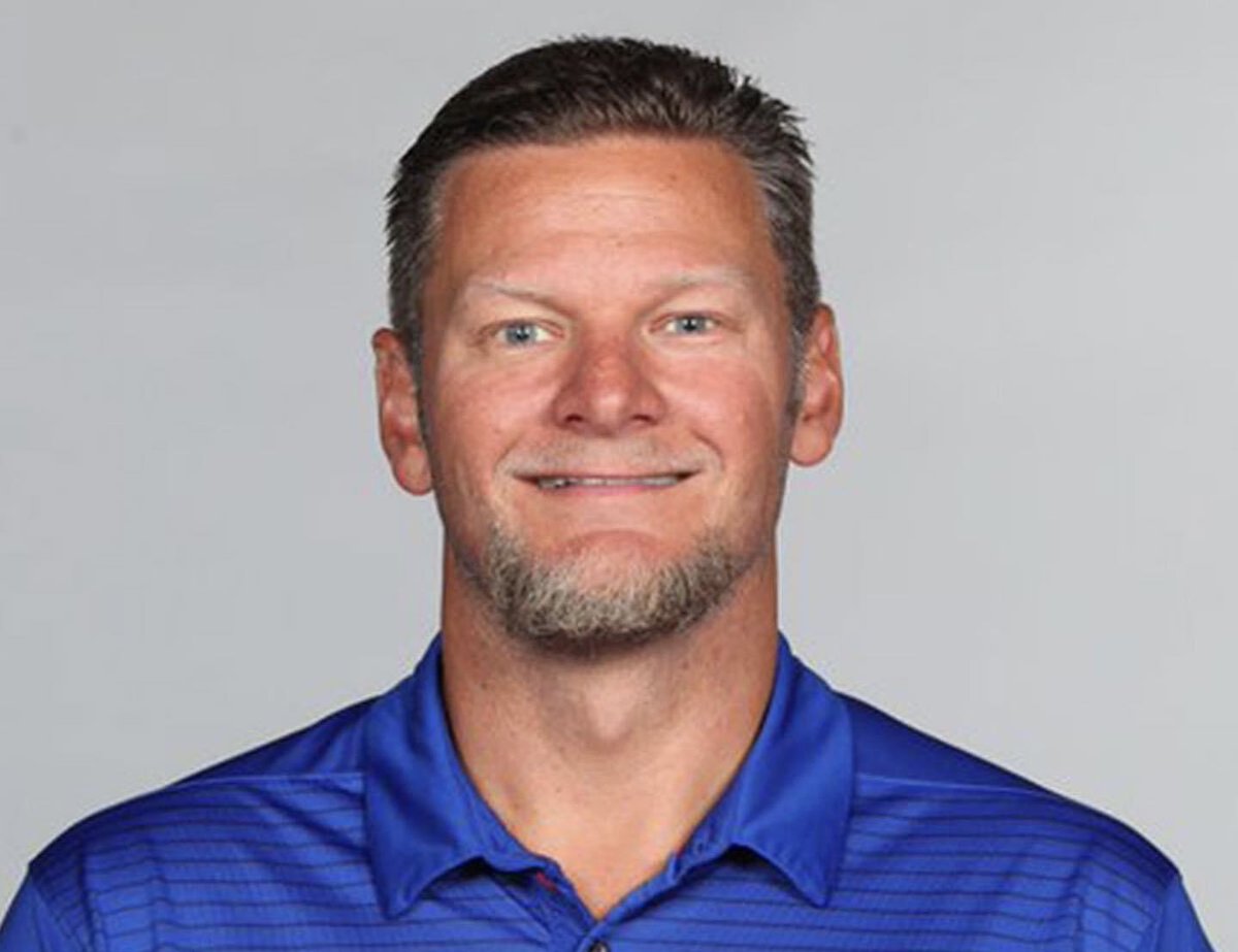 KevMiller12's tweet photo. Real heroes don’t all wear capes. @BuffaloBills assistant athletic trainer Denny Kellington was quick to respond administering CPR to Damar Hamlin. Bravo! #NFL #FirstResponders https://t.co/jsxSH5t7P1