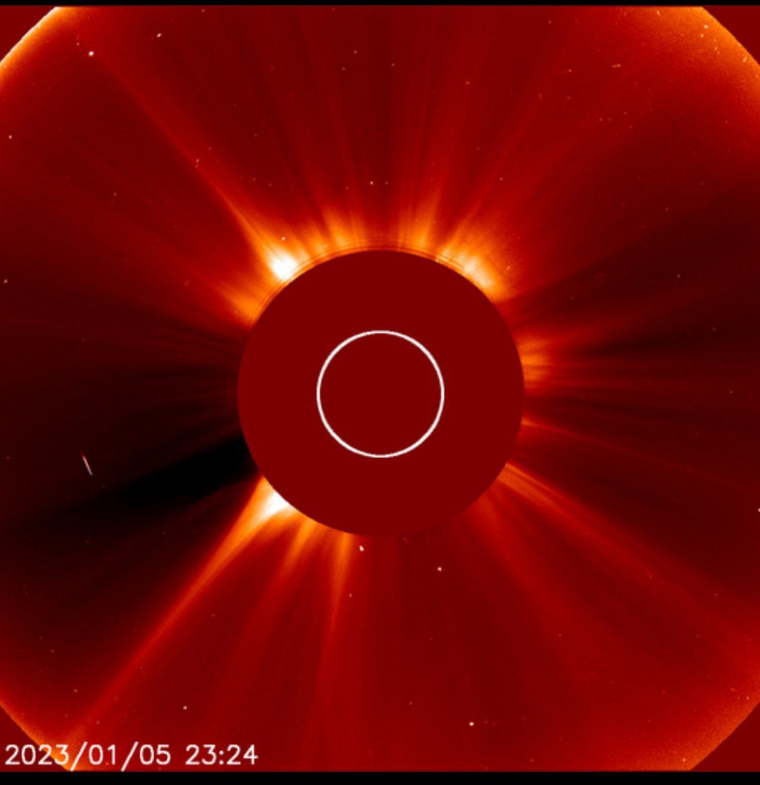 Spockplanet's tweet image. #ClimaEspacial | Tenemos una llamarada solar ☀️ clase X en este momento. Entre mañana y el sábado ya debería estar llegando esa radiación al 3er planeta. Ojo con sismos y erupciones volcánicas en el Anillo de Fuego, Canarias y Europa. Los próximos 4 días serán interesantes.🖖Out
