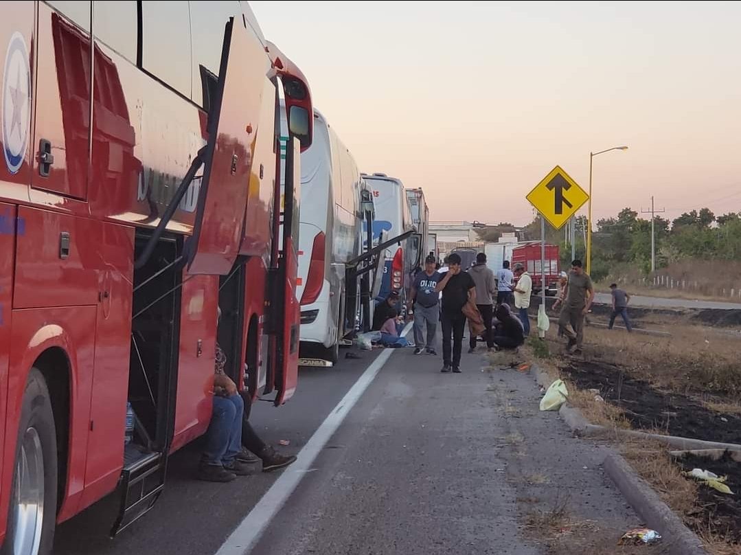 darthkoz's tweet photo. @azucenau @CiroGomezL @anafvega @DeniseMaerker Mi hermano con toda su familia y cientos de personas más tienen 12 horas varados en la carretera Mzt-Culiacan, ninguna autoridad ha aparecido, ayuda!!!! https://t.co/ePDF2SeKrU