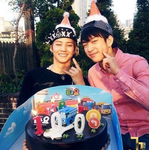 JinyoungBrasil_'s tweet photo. 🎂| Feliz aniversário ao nosso amado líder! Desejamos as coisas mais lindas e preciosas do mundo ao nosso querido Jaebeom, que ele brilhe cada vez mais e continue cantando e alegrando nossos corações por muito tempo no futuro 💚

#LivingThisLifeWithJAYB
#오늘은_홀리_재범데이 https://t.co/sCXo2ucfXZ