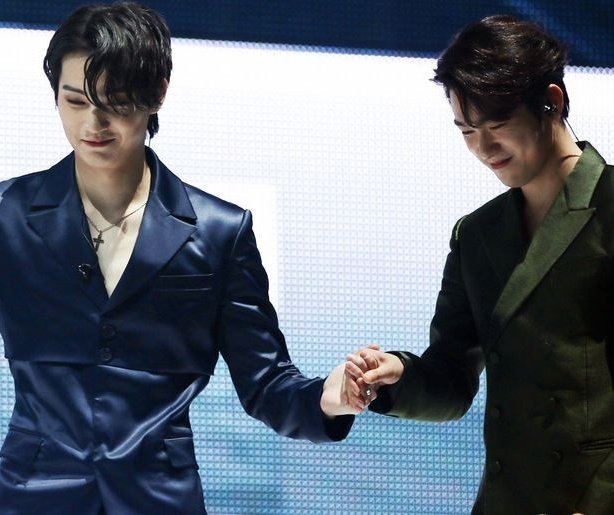 JinyoungBrasil_'s tweet photo. 🎂| Feliz aniversário ao nosso amado líder! Desejamos as coisas mais lindas e preciosas do mundo ao nosso querido Jaebeom, que ele brilhe cada vez mais e continue cantando e alegrando nossos corações por muito tempo no futuro 💚

#LivingThisLifeWithJAYB
#오늘은_홀리_재범데이 https://t.co/sCXo2ucfXZ