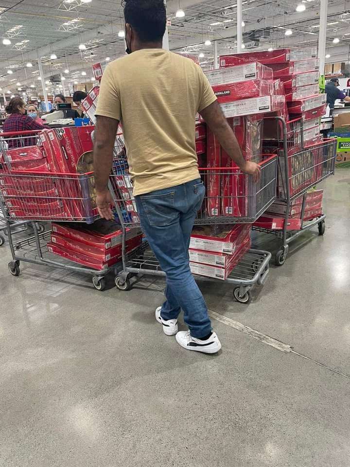 Apodaca_News's tweet photo. No sean así 🤬 se han visto a personas en Costco, Sams y City Club acaparando las roscas de reyes para reventa en distintos puntos de la ciudad ❌ https://t.co/PtY6LEzRJ4