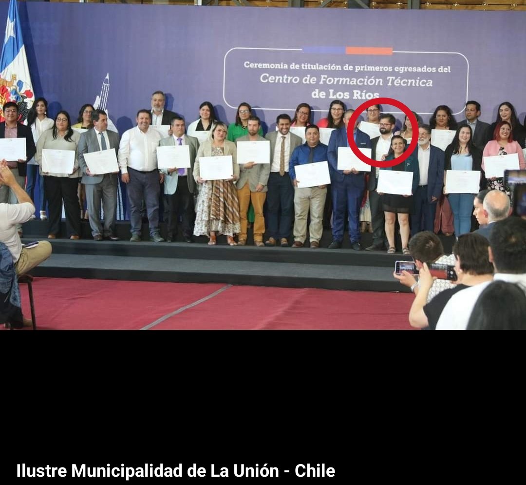 PluriEnte's tweet photo. @GabrielBoric Adivinen quién es el único de la foto que NO tiene un título https://t.co/SOluzhykbr