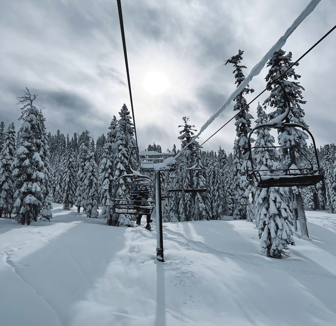 We are starting 2023 off with plenty of SN❄️W. The National Weather Service has issued a winter storm warning through January 6 for the Greater Lake Tahoe Area. Please take caution while traveling through the region.   📸: t_shirkman ➡️ fal.cn/3uU5j