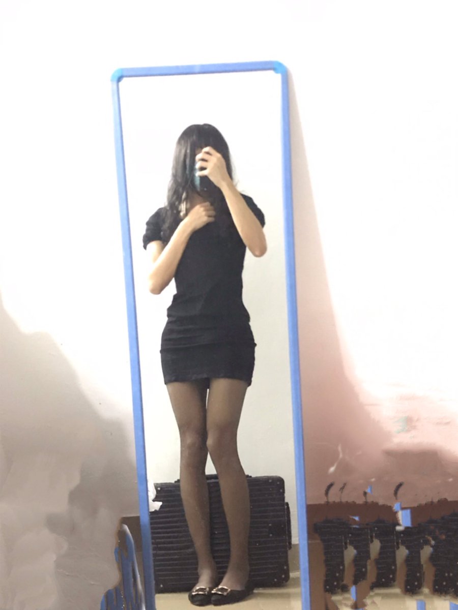 偷偷摸摸下楼逛一下 （太色了……被楼下的邻居看着 ）冷死了 虽然有外套 再也不敢了tttttttttt