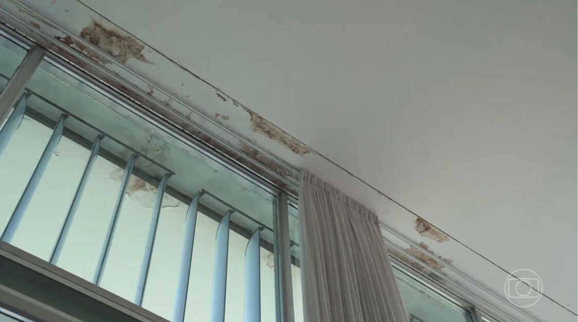 joicehasselmann's tweet photo. Foram 4 anos de abandono!

É injustificável já q existe verba p/manutenção do Palácio.
Como puderam morar assim — deixaram tudo deteriorar! 

É ignorância, falta de cultura e DESMAZELO do casal Bolsonaro.
Descaso com a arte brasileira. https://t.co/kKVKWQMq9I